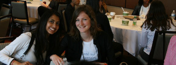 Deux étudiantes au déjeuner de mentorat étudiant &ndash; conférence annuelle 2013